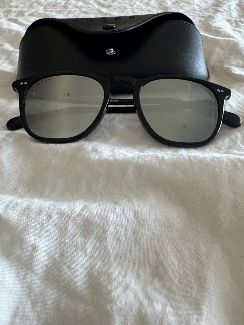 NWT DIFF mirrored black frame sunglasses with case